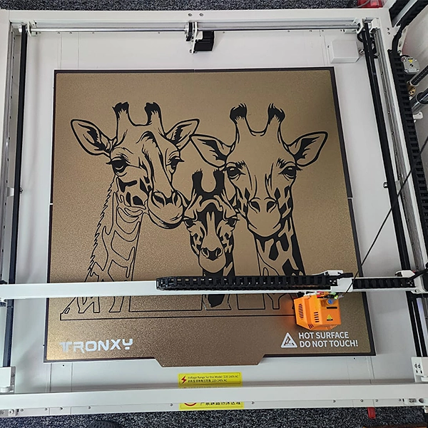 Velkoformátová dekorace na zeď z 3D tisku – motiv žirafy vytištěný na 3D tiskárně