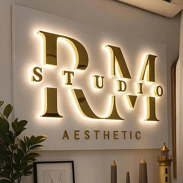 Luxusní světelné 3D logo na míru – elegantní označení firmy v interiéru