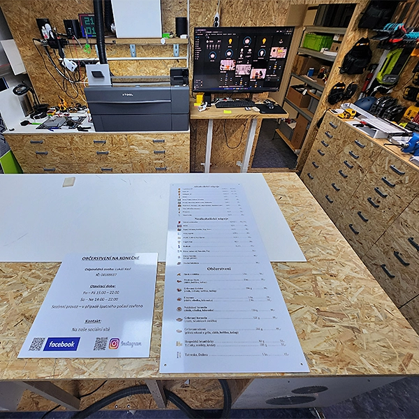 Výroba reklamních polepů – velkoformátový tisk samolepek a informačních materiálů