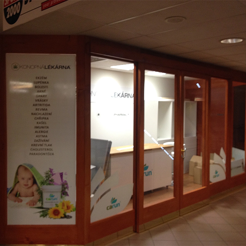 Reklamní polepy výlohy s brandingem – vizuální identita prodejny