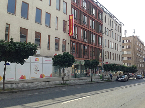 Reklamní poutač na budově – velkoformátová venkovní reklama pro firmy