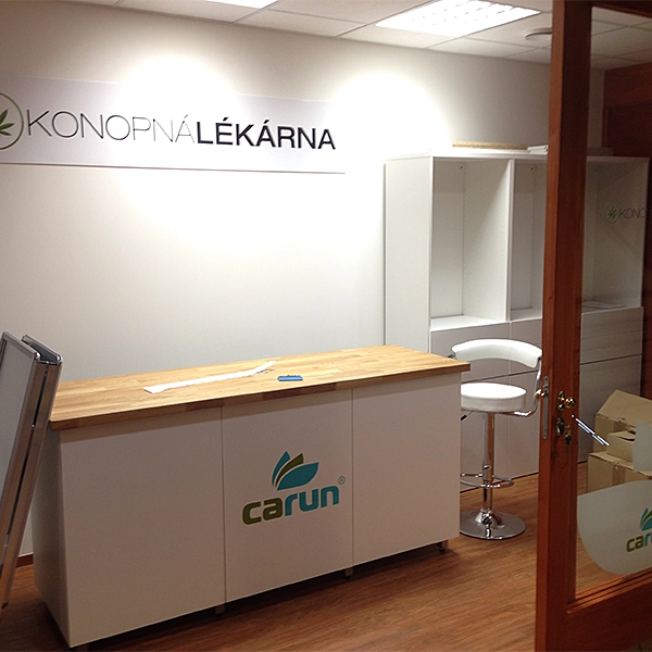 Reklamní pult s potiskem – vybavení interiéru prodejny s logem firmy