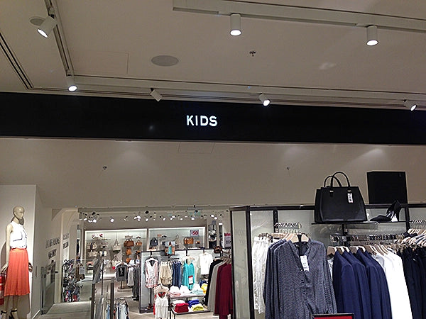 Světelný nápis KIDS – označení prodejny nebo obchodního prostoru